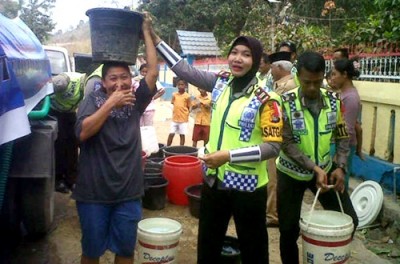 Kasat Lantas Polres Bima Kabupaten saat pimpin langsung distribusi air bersih. Foto: Bin