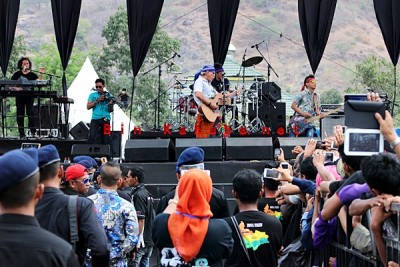 Konser Iwan Fals dan Band di Kota Bima. Foto: Bin