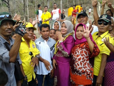 Pasangan DINDA pose bersama setelah pemberian bantuan bak air. Foto: Noval