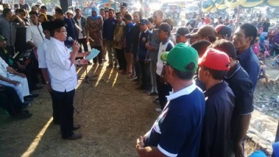 SYUKUR mengukuhkan perwakilan tim pemenangan di Kecamatan Woha. Foto: Bin