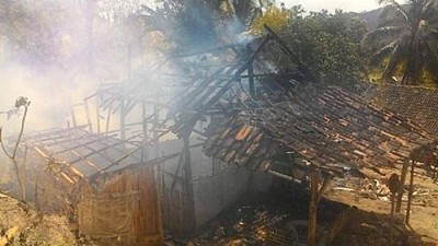 Satu rumah semi permanen yang hangus terbakar. Foto: Bin