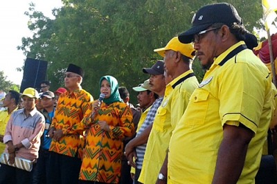 DINDA saat memberikan sambutan kepada rakyat Sape dan Lambu. Foto: Noval