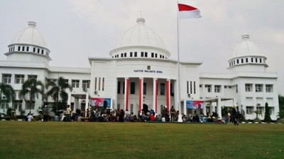 Massa rakyat Dodu merangsek masuk di halaman Kantor Walikota Bima. Foto: Bin