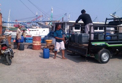 Suasana pengakutan BBM dari Pick up ke Speedboat Amira. Foto: Eric