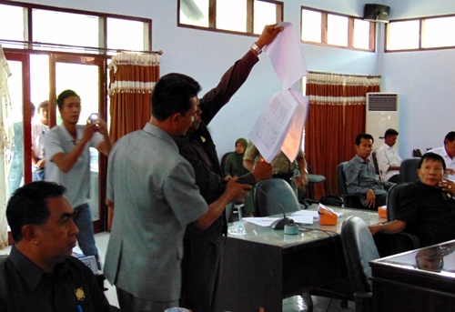 Paripurna Ricuh, Dewan Bakar Dokumen RAPBD - Kabar Harian Bima