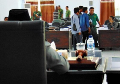 Anggota GNRsaat melabrak sidang Paripurna. Foto: Ady