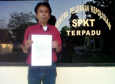 Syafrudin saat menunjukan bukti surat pengaduan usai melapor di Polres Bima Kota. Foto: Ady