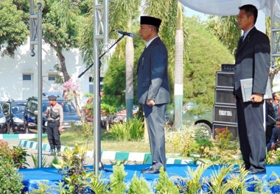 Wakil Walikota Bima saat menjadi pembina upacara Hari Pahlawan. Foto: Ady