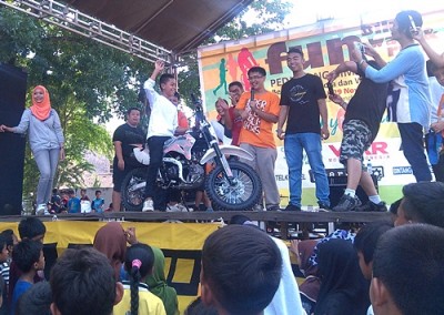 Warga Rabangodu mendapat hadiah utama satu unit Sepeda motor VIAR. Foto: Eric