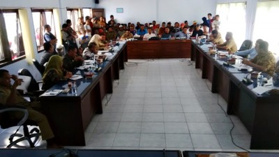 Warga Oi Mbo saat mendatangi Kantor DPRD Kota Bima. Foto: Bin