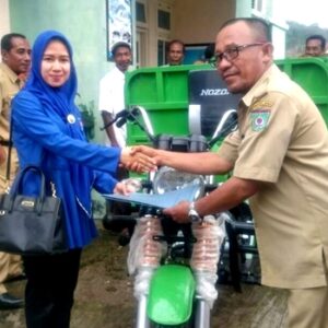 Muthmainnah Bantu Motor Sampah untuk Kelurahan Panggi - Kabar Harian Bima
