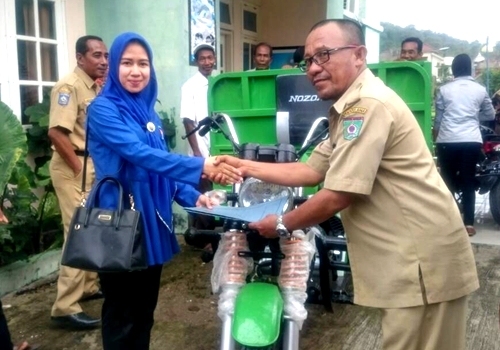 Muthmainnah Bantu Motor Sampah untuk Kelurahan Panggi - Kabar Harian Bima