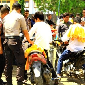 Polisi Razia Sajam dan Senpi di STKIP Bima