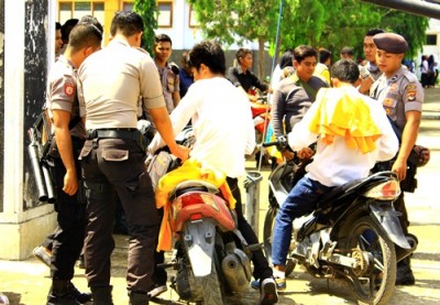 Polisi saat memeriksa motor mahasiswa STKIP Bima. Foto: Deno