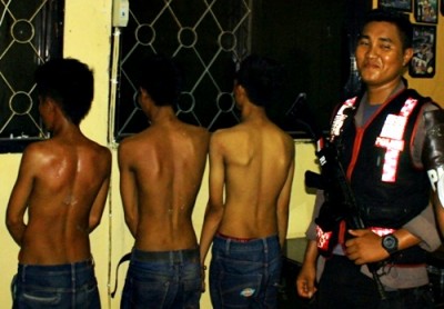 Tiga pelaku curanmor saat diamankan di ruangan Reskrim Polres Bima Kota. Foto: Deno
