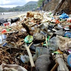 Pantai Kalaki Dipenuhi Tumpukan Sampah - Kabar Harian Bima