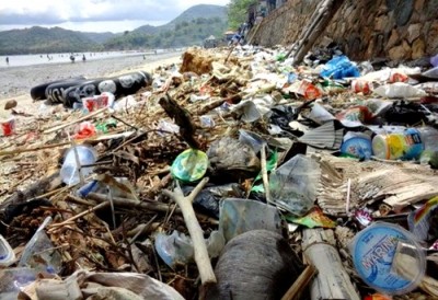 Tumpukan sampah di pantai Kalaki. Foto: Ady