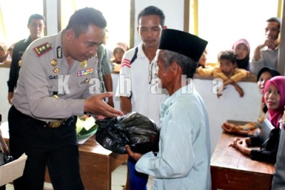 Kapolres Bima, AKBP. Gatut Kusniadin saat menyerahkan bantuan. Foto: Deno