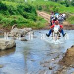 Menuju Kampung Ini, Harus Sebrangi Sungai Sedalam Satu Meter - Kabar Harian Bima