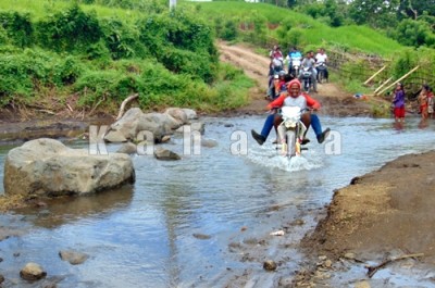 Sungai yang harus disebrangi Dusun Sori Bura Desa Oi Bura Tambora. Foto: Ady