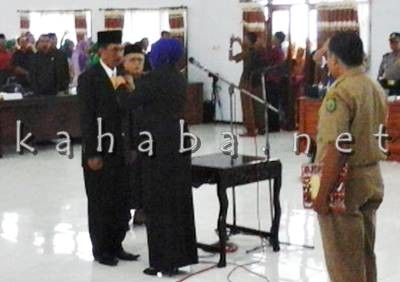 Azhar saat dilantik menjadi anggota DPRD Kabupaten Bima. Foto: Ady