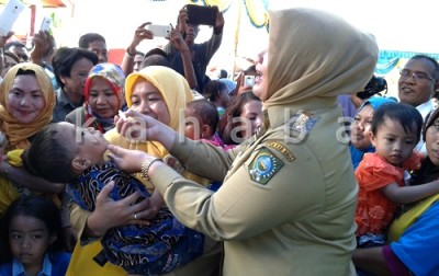 Bupati Bima saat meneteskan vaksin Polio kepada Balita. Foto: Noval