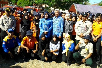 Foto bersama Bupati dan wakil Bupati Bima dengan Damkar, BPBD usai simulasi. Foto: Noval