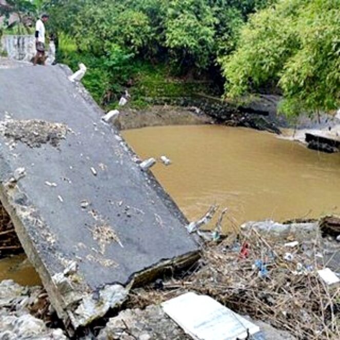 Banjir di Sampungu, Dua Jembatan Ambruk