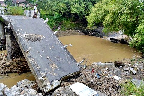 Banjir di Sampungu, Dua Jembatan Ambruk - Kabar Harian Bima