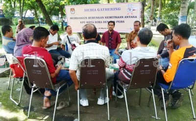 KPU Kota Bima melaksanakan Media Ghatering. Foto: Bin