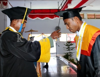 Mahasiswa STKIP Bima saat Diwisuda. Foto: Eric