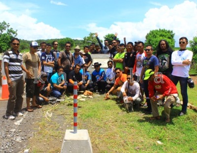 Personil Road Runner MC foto bersama di depan Monumen Dedy Hidayat. Foto: Deno