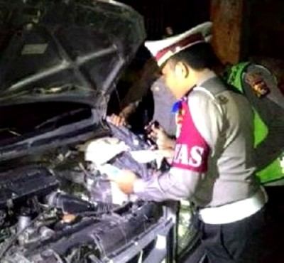 Polisi saat memeriksa Mobil Bodong.