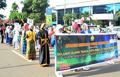 SMKN dan Akbid Surya Mandiri saat ikut Pawai HUT Kota Bima. 