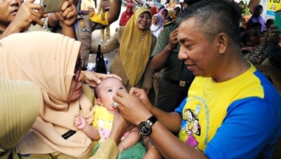 Wawali Bima saat meneteskan Vaksin Polio kepada Balita. Foto: Hum