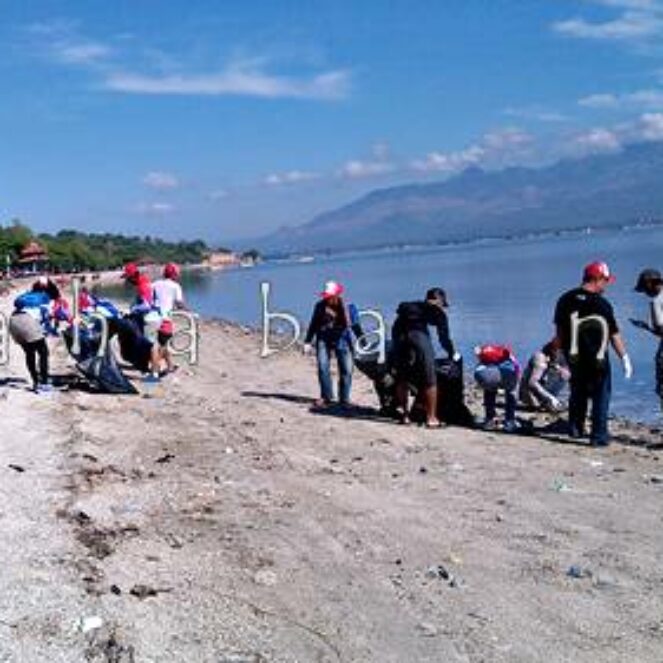 BJJ Bersama Sejumlah Komunitas Bersihkan Pantai Kalaki