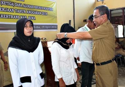 H. Muzakir secara simbolis mengalongkan ID Card peserta tanda dimulainya pelatihan. Foto: Hum