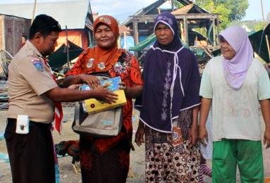 Komunitas Pramuka Peduli saat menyerahkan bantuan korban kebakaran. 