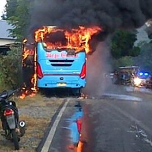 Bus Surya Kencana Angkut Siswa, Dibakar