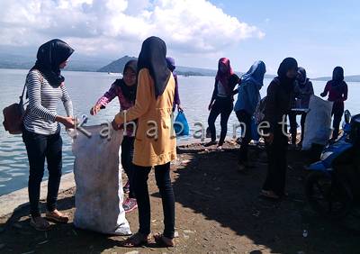 Siswi SMAN 4 Bersihkan Pantai Lawata - Kabar Harian Bima