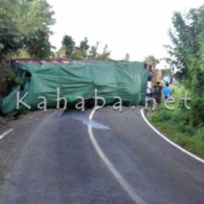 Truk Fuso Terguling di Jalan Kempo-Tambora