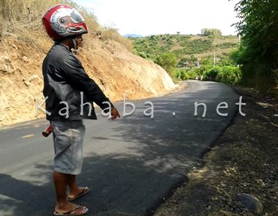 Warga saat menunjuk aspal tipis di jalur Soromandi. Foto: Noval