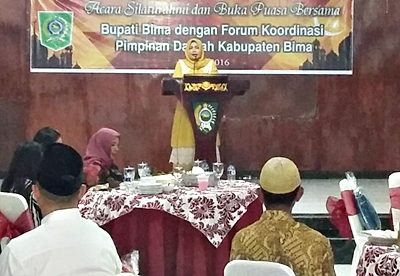 Bupati Bima Hj. Indah Dhamayanti Putri saat sambutan pada acara silaturahmi dan buka puasa bersama FKPD. Foto: Hum