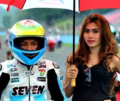 Damrun bersama Gadis Payung sebelum berlaga. Foto: Facebook Damrun