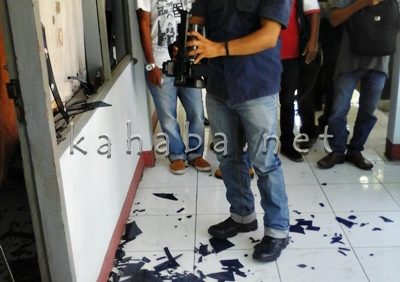 Kaca ruangan Komisi III DPRD Kabupaten Bima pecah. Foto: Deno