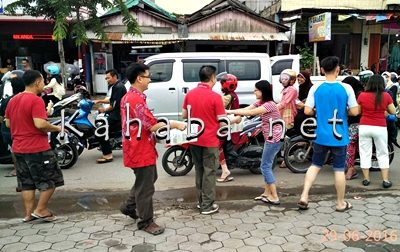 PSMTI Kota Bima Bagi 1000 Takjil Kepada Pengendara. Foto: Eric