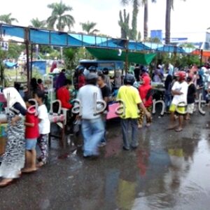 Meski diguyur Hujan, Pasar Takjil Tetap Ramai - Kabar Harian Bima