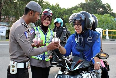 Polres Bima saat bagi - bagi takjil kepada pengguna jalan. Foto: Deno