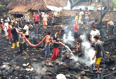 Warga saat memadamkan api saat kebakaran di Desa Tolowata. Foto: Hasnun (Facebook)