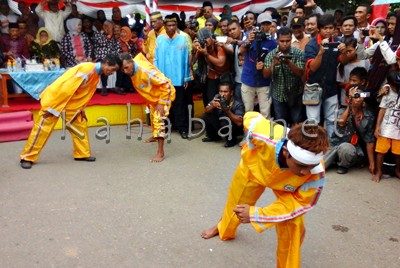 Atraksi Adu kepala saat pawai HUT Bima. Foto: Deno